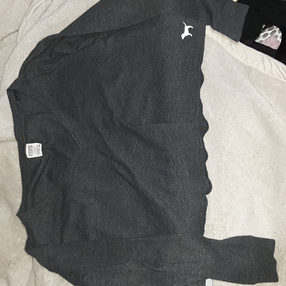 Croped long sleeve V-neck shirt.